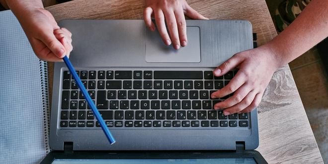 ¿Cómo pongo en el mercado un sitio de subastas?